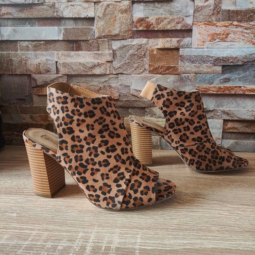 Leopard print sandals, size 6