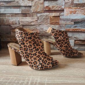 Leopard print sandals, size 6