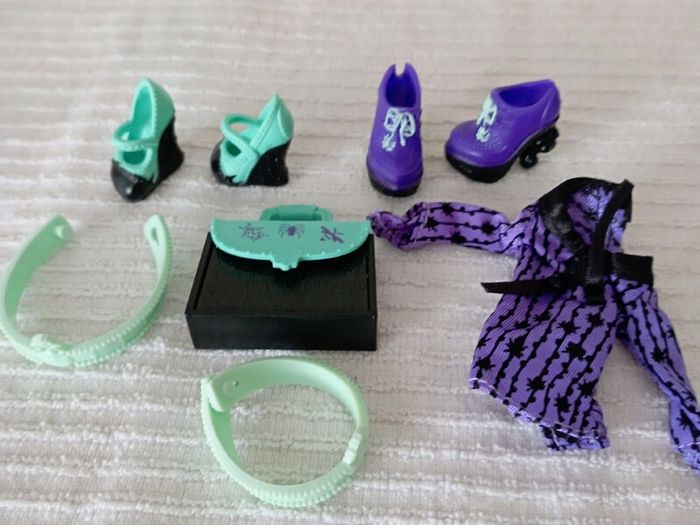 Accessories for Twyla monster high doll