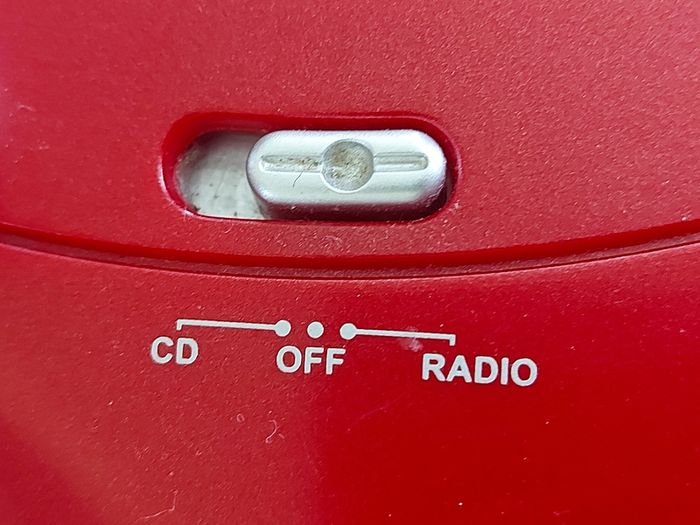 Bench Portable CD Player with Radio, Model KH222, Red, in new condition and working great