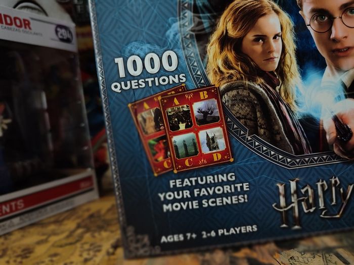 Pictopia ! Harry Potter Edition ! The Ultimate Picture-Trivia Family Game ! Includes Fantastic Books ! by Ravensburger !