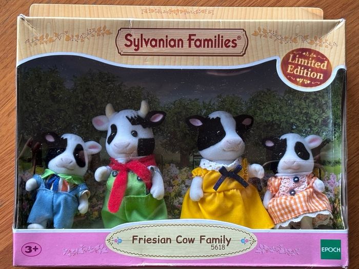 Sylvanian Families Friesian Cow Family 5618