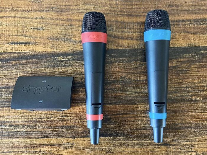 SingStar Wireless Microphones + Receiver (PlayStation)
