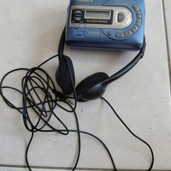 Vintage Aiwa walkman portable radio/cassette player works