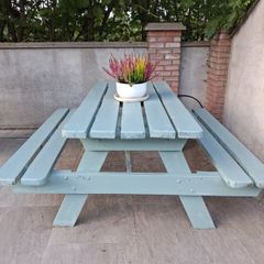 Picnic bench