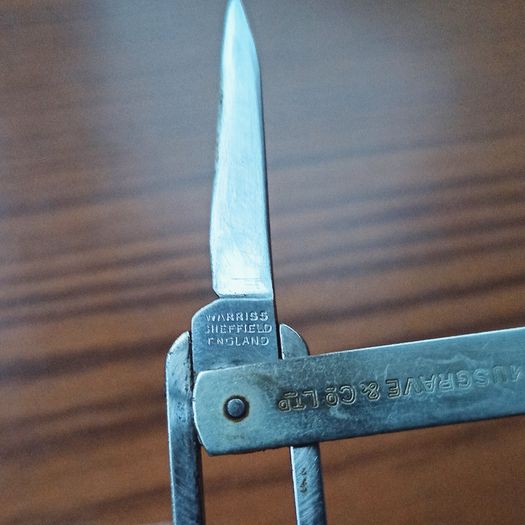 Vintage tri-fold pocket knife features a "COMPLIMENTS MUSGRAVE & CO LTD" engraving made by Warriss Sheffield England