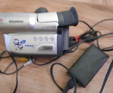 Samsung VP-W80U Camcorder Video Camera HI8 8mm Video8 Analogue - TESTED works well (battery to be replaced)