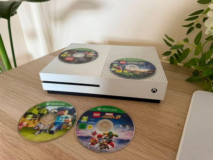 Xbox One S + 4 Games