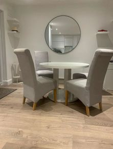 Gorgeous Round table and set of 4 chairs - LIKE NEW!!