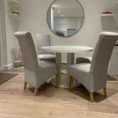 Gorgeous Round table and set of 4 chairs - LIKE NEW!!