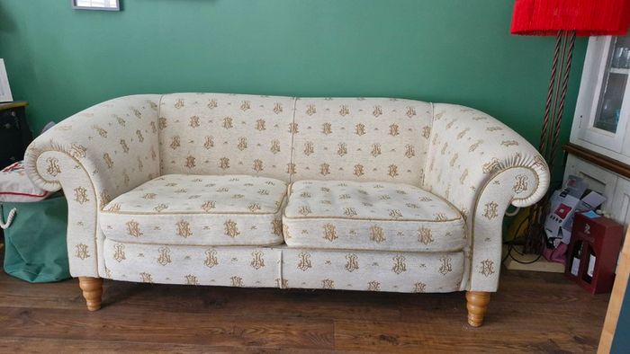 Three-seater sofa with patterned fabric