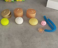 Squishy dumpling, no smell, no face painted plain colour. with box+others as per picture. All 2e