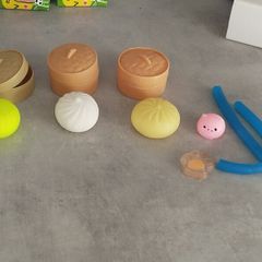Squishy dumpling, no smell, no face painted plain colour. with box+others as per picture. All 2e