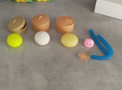 Squishy dumpling, no smell, no face painted plain colour. with box+others as per picture. All 2e