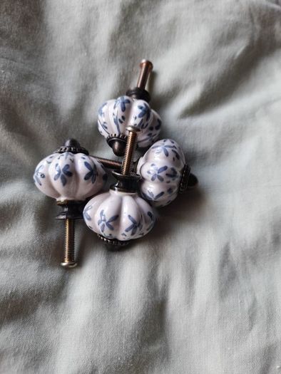 Drawer knobs x 4