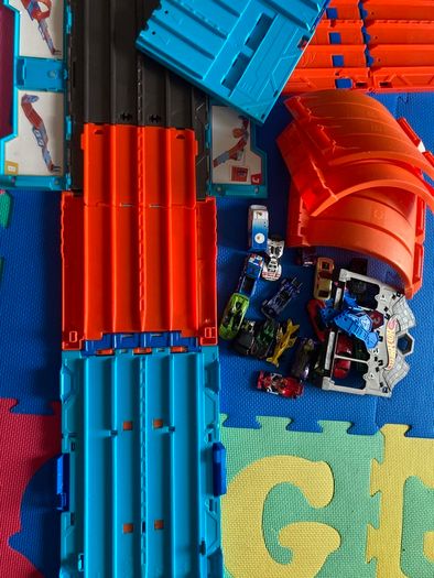 Hot Wheels Track Builder Race Crate with some cars