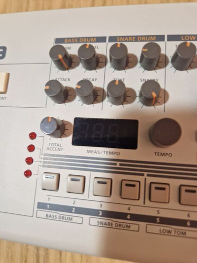 Roland TR-09