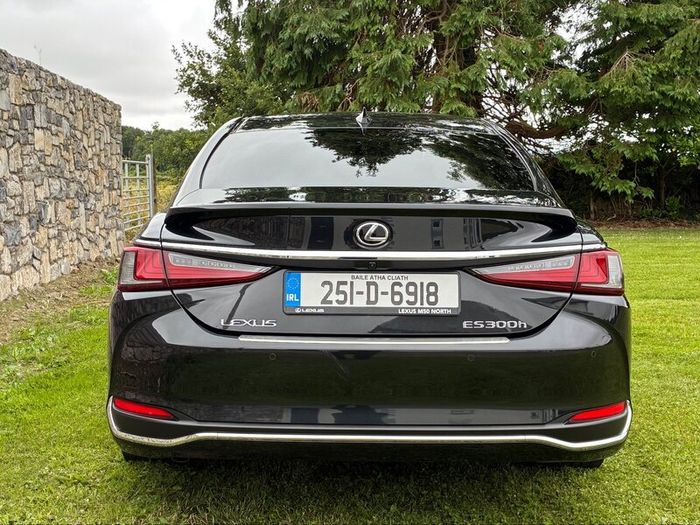 Lexus ES300h 2025