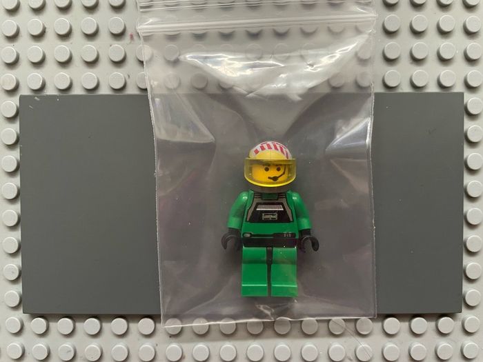lego Star Wars sw0031 Rebel Pilot A-wing minifigure - Light Nougat Head, Trans-Yellow Visor, Green Jumpsuit