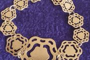 Vintage bracelet in gold tone.