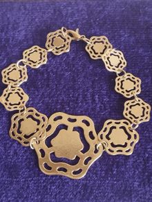 Vintage bracelet in gold tone.