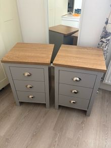 2 bedside lockers