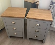 2 bedside lockers