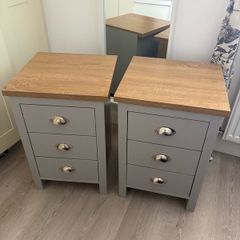 2 bedside lockers