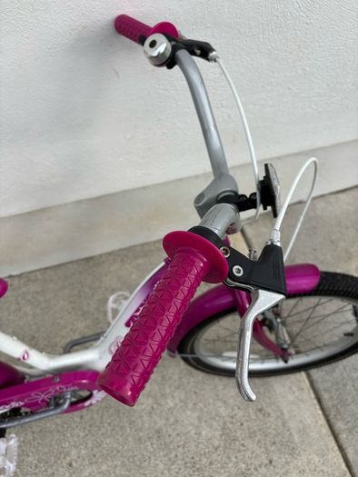 Girls 20 Inch Bike. Age 6-8.