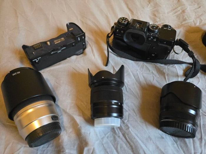 Fujifilm X-H1, grip and lenses