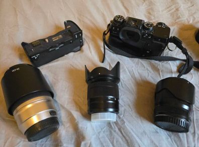 Fujifilm X-H1, grip and lenses