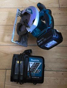 Makita Skilsaw Charger + Battery