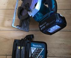 Makita Skilsaw Charger + Battery