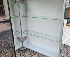 bathroom mirrored cabinet