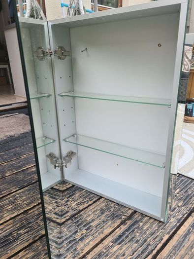 bathroom mirrored cabinet