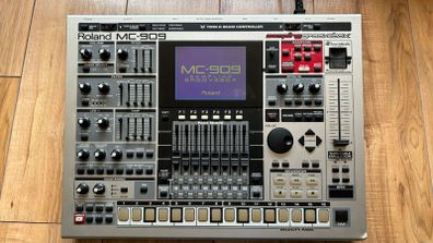 Roland MC-909