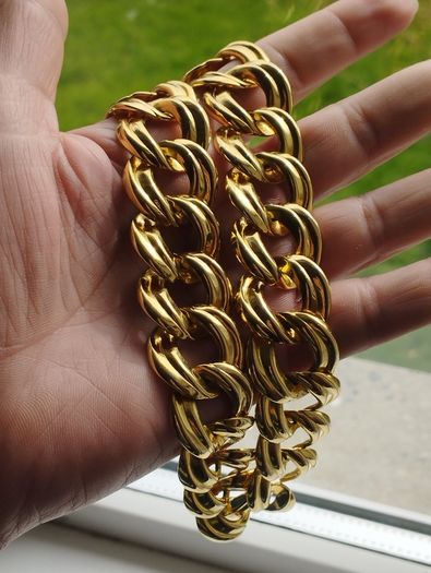 A striking and stylish vintage gold-tone necklace.