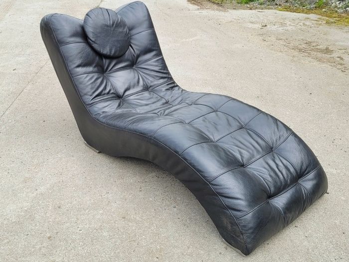 Mid-century "contempo" italian leather wave chaise lounge