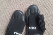 wetsuit booties - size 2-4 foot