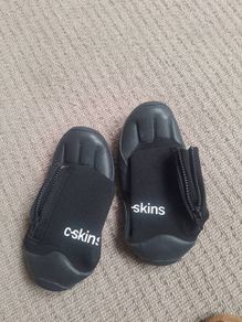 wetsuit booties - size 2-4 foot