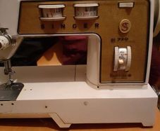 Singer 720 Touch and Sew Sewing Machine