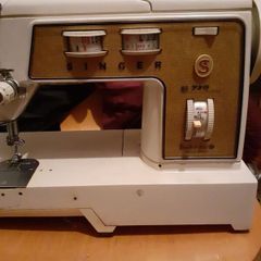 Singer 720 Touch and Sew Sewing Machine