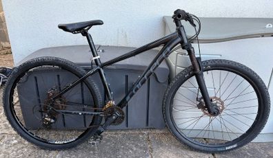 Carrera Vengeance Black 27.5 Mountain Bike - NEEDS SOME REPAIR WORK