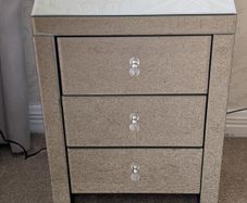 2 mirrored bedside lockers