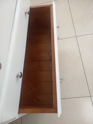 chest of drawers