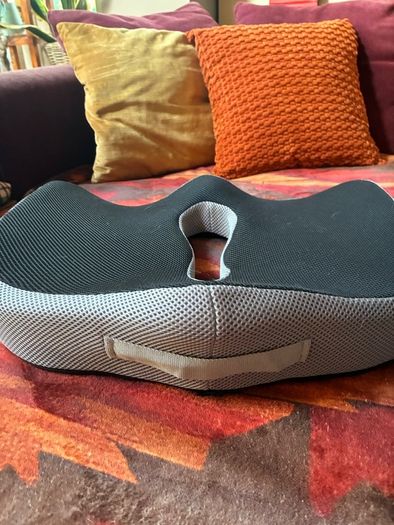 Ergonomic cushion for chairs