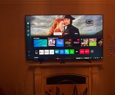 Samsung QE75Q60BAUXXU 75" 4K HDR QLED Smart TV with Voice Assistants