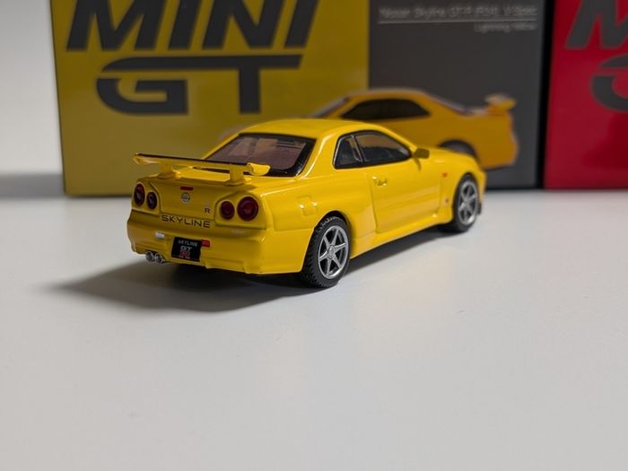 2x Mini GT Skyline R34 GTR