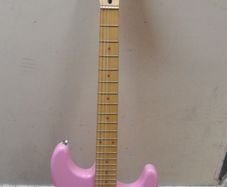 Squier by Fender Hello Kitty Stratocaster (Limited Edition)