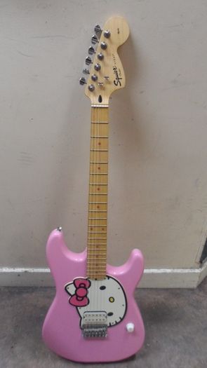 Squier by Fender Hello Kitty Stratocaster (Limited Edition)